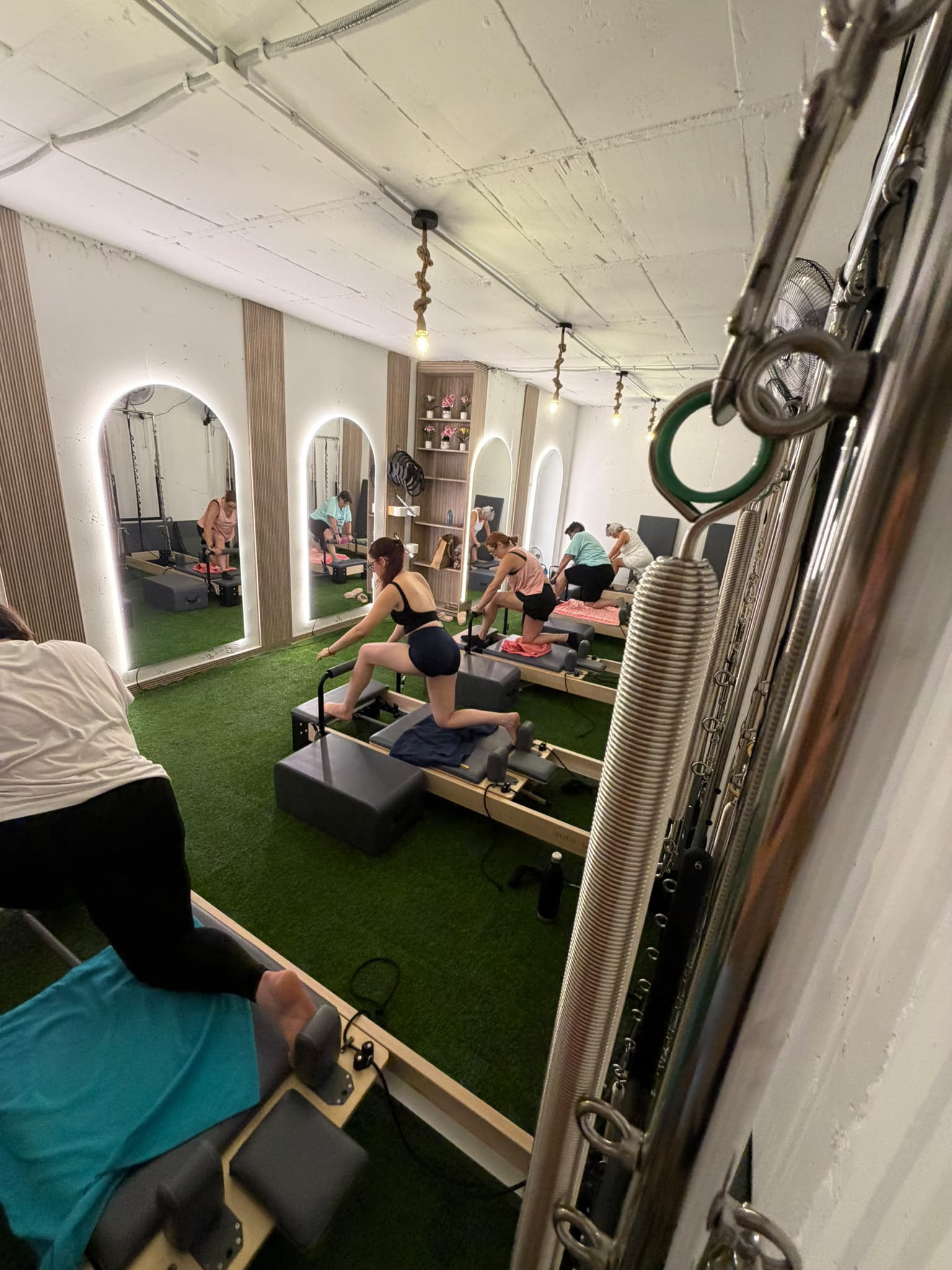 Grupo entrenando Pilates Reformer en Mazarrón