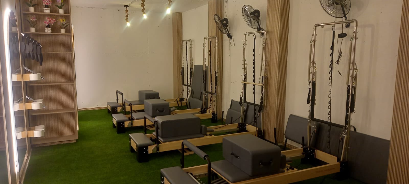 Sala completa de Pilates Reformer en TITANSFIT
